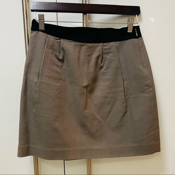 Gap Mini-Skirt Taupe with Black Waist Band. Cotton/Spandex. Size 2 with stretch! - Picture 3 of 6